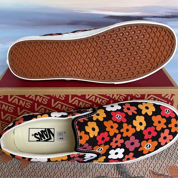 Vans Men’s Classic Slip-On
Flower Print Black/Multi
VN0A3UT7BML
Sneakers - Picture 5 of 16